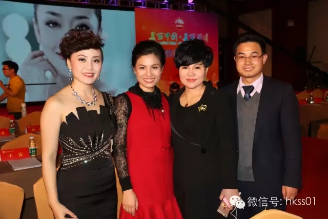 深圳美協副會長，盛世集團董事長王俊華女士作為貴賓攜華美學院王星宇校長共同出席了本次晚會